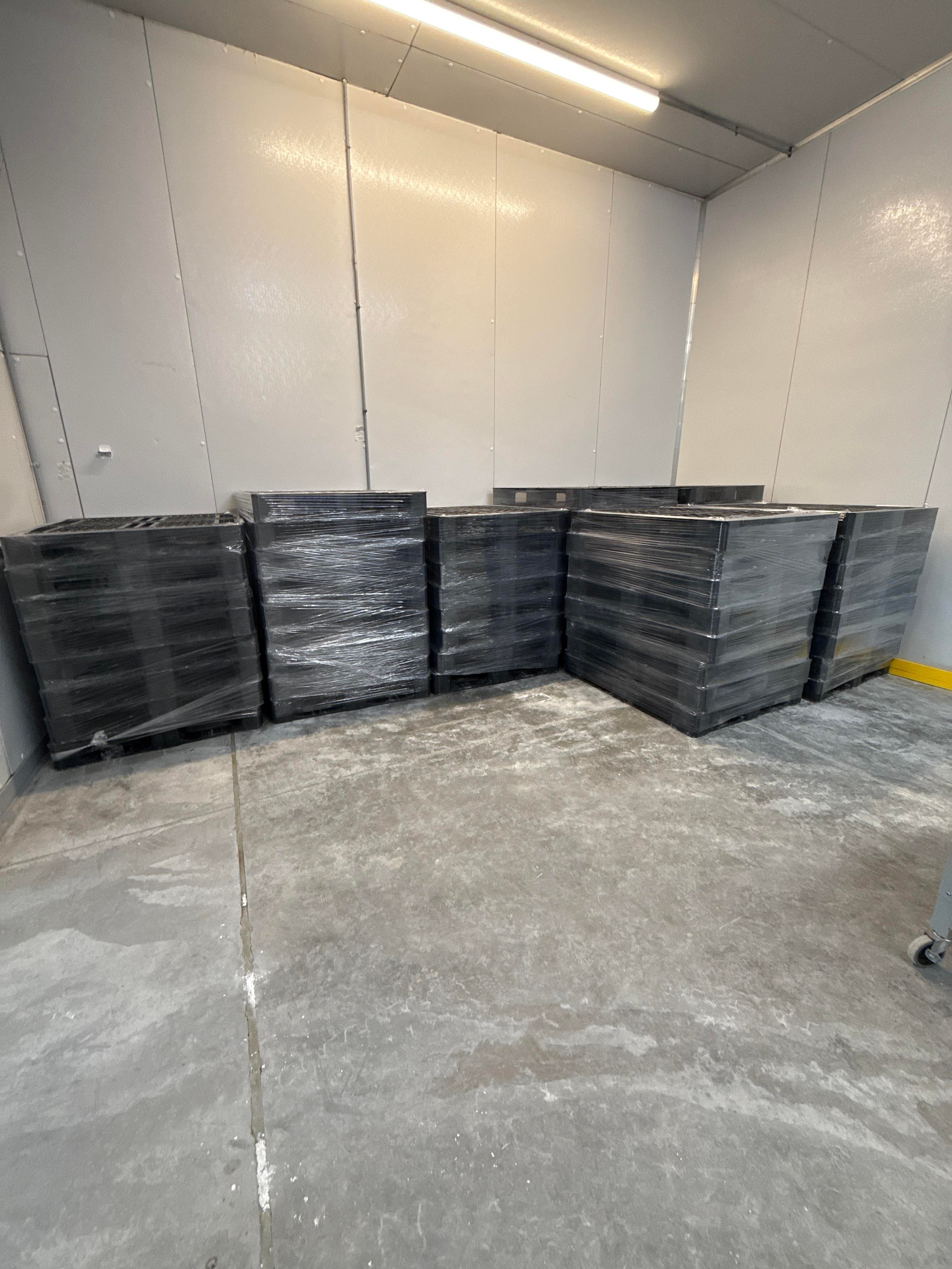 Bulk Lot Plastic Nestable Warehouse Pallets Skids Assorted Quantity