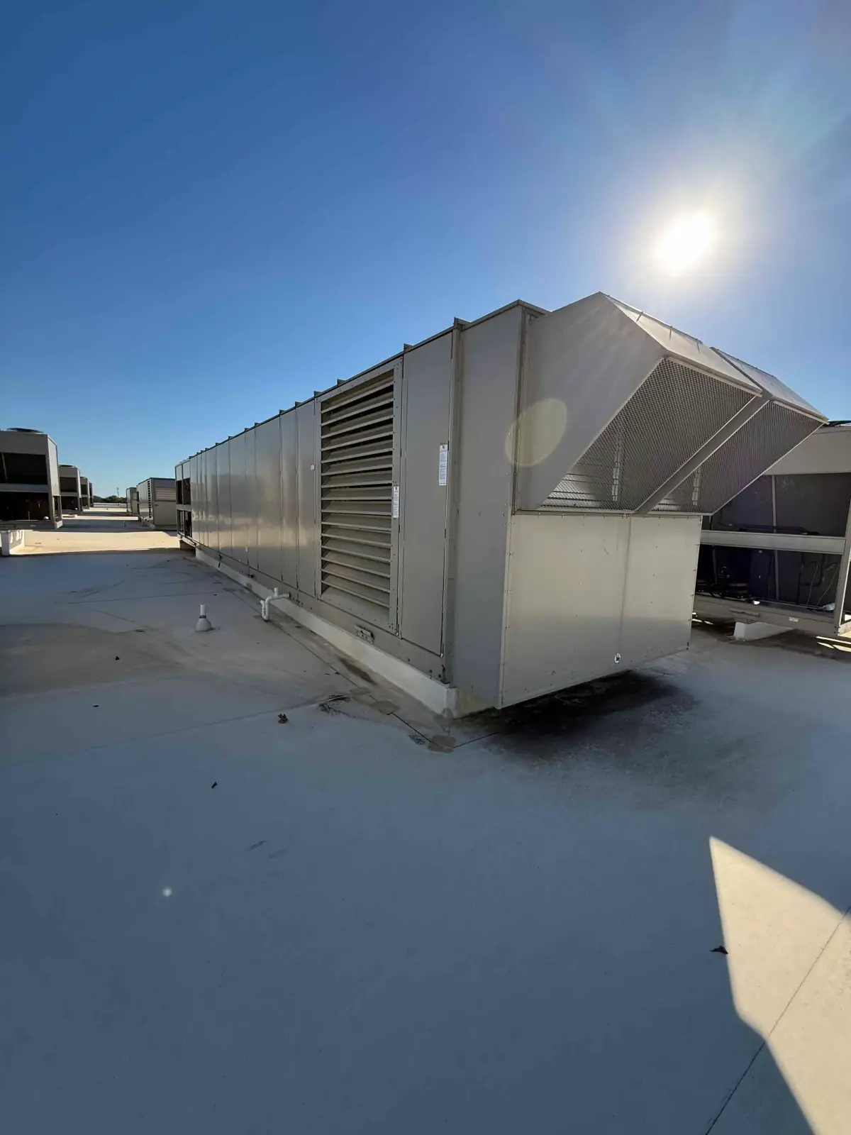SB6025: RTU-12 – Daikin RPS 130D Rooftop Packaged HVAC Unit, 130 Ton Cooling Capacity, 38 000 CFM Airflow, 460 V 3-Phase (High-Efficiency Air-Cooled DX System)