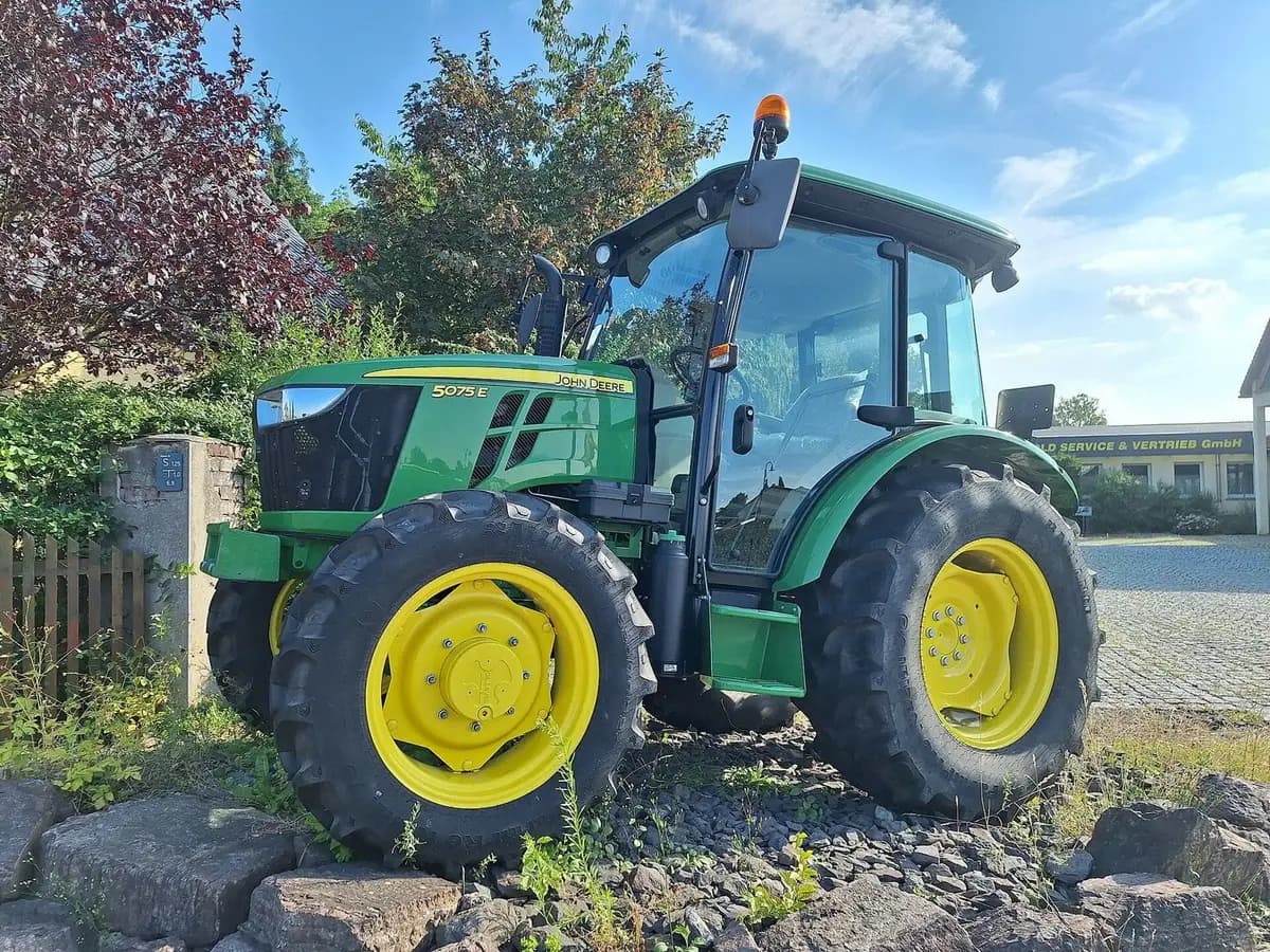 John Deere 5000-Series Utility Tractor | Pescadero, CA | (Used)