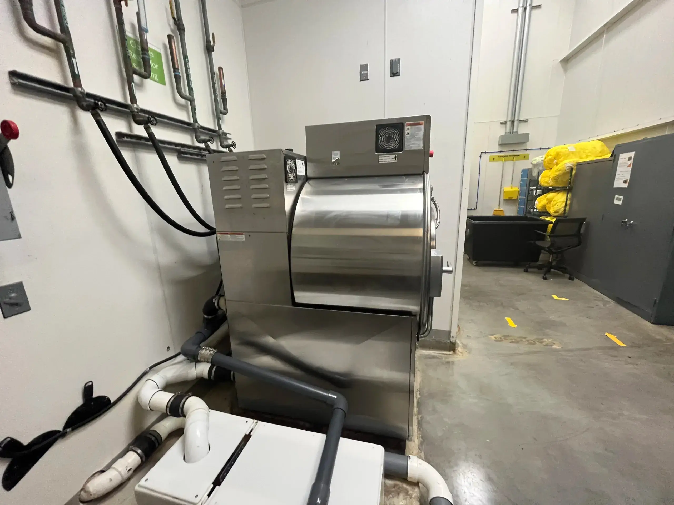 AEROFARMS LOT 39 - Alliance UniMac Cabinet Hardmount Washer-Extractors