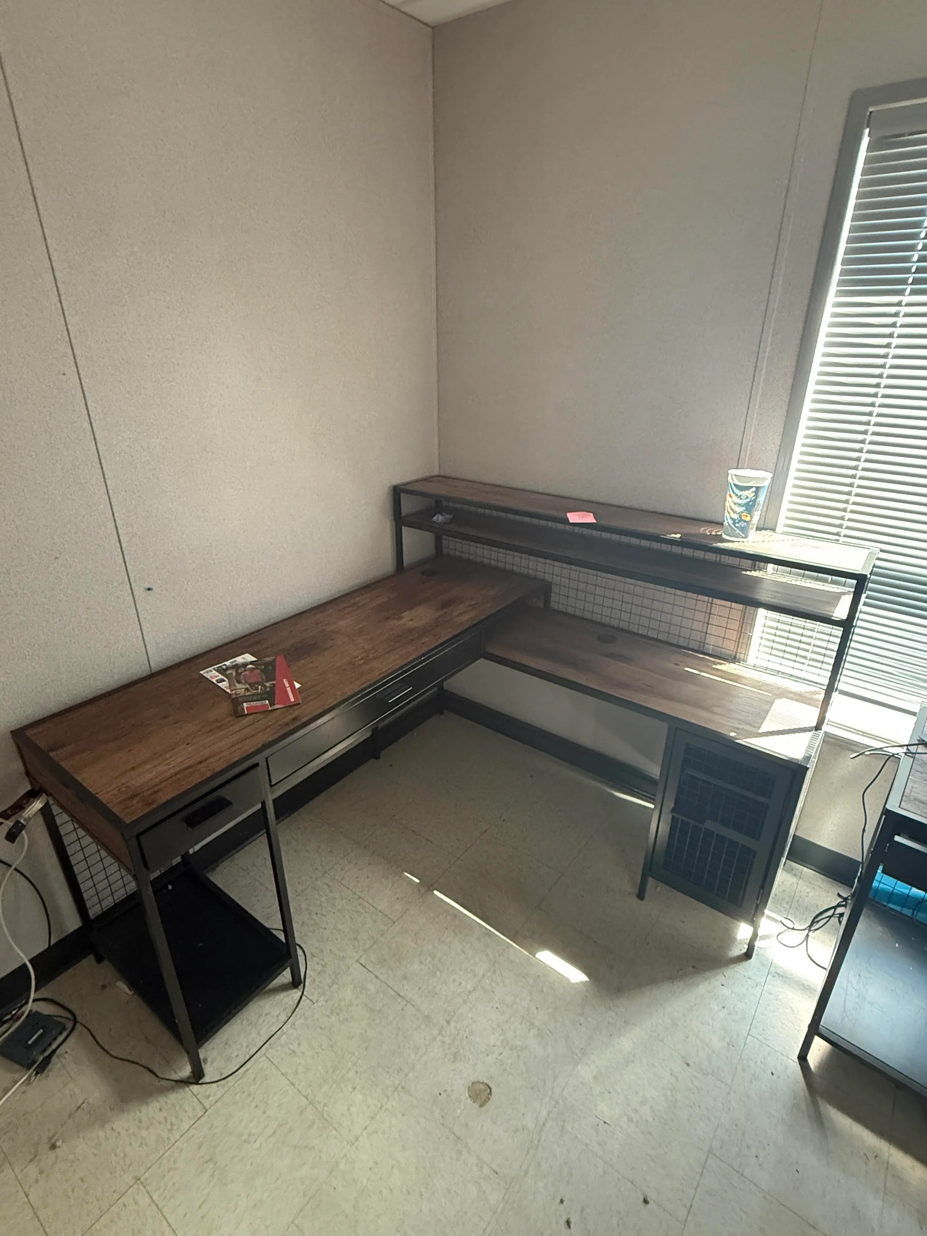 L-Shaped Office Desk with Hutch – Wood Top / Metal Frame