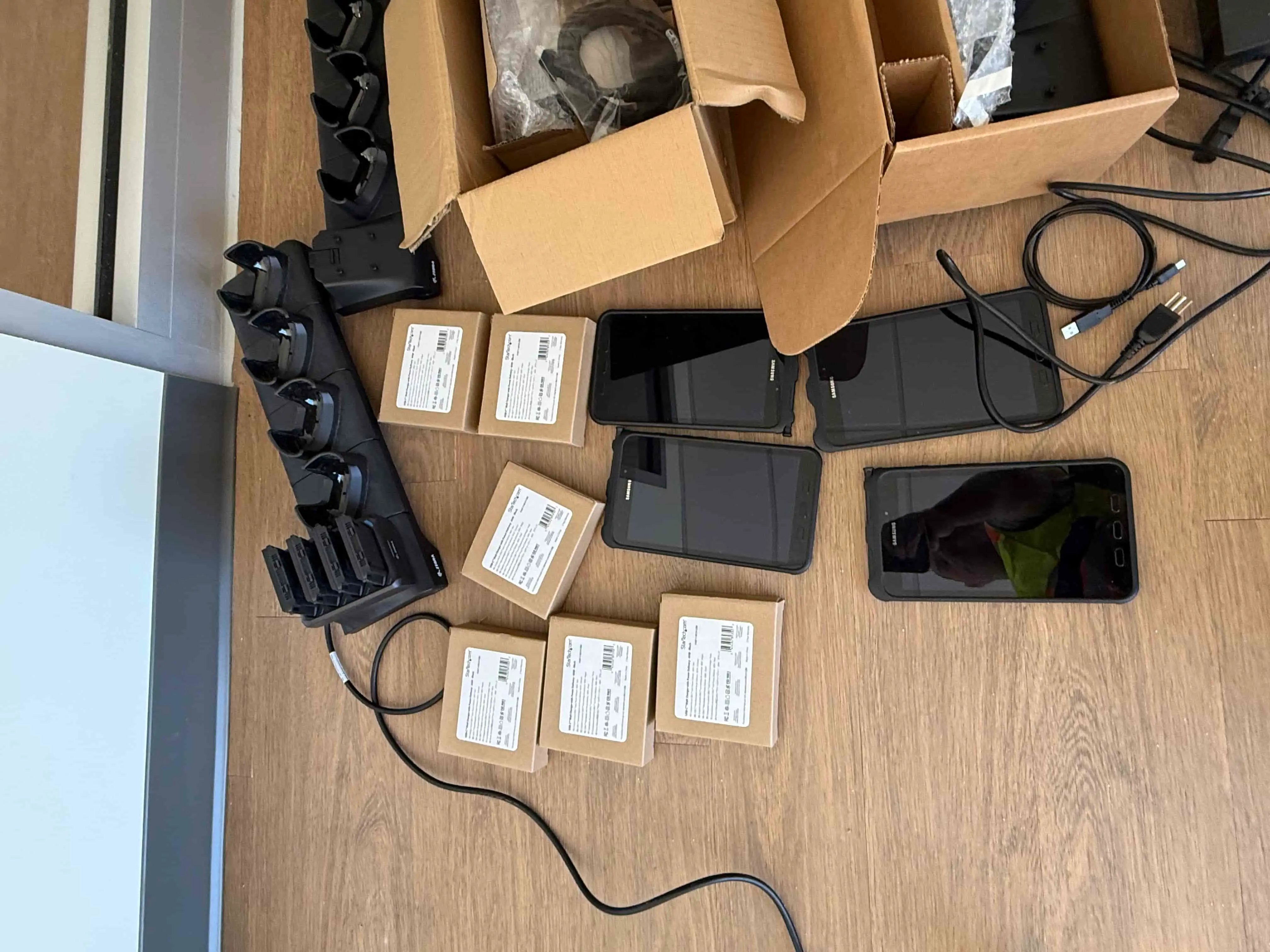 SB32: Zebra TC21/TC26 Mobile Scanners, Multi-Bay Charging Cradles & Accessories – Lot of Handheld Devices, New & Used Mix