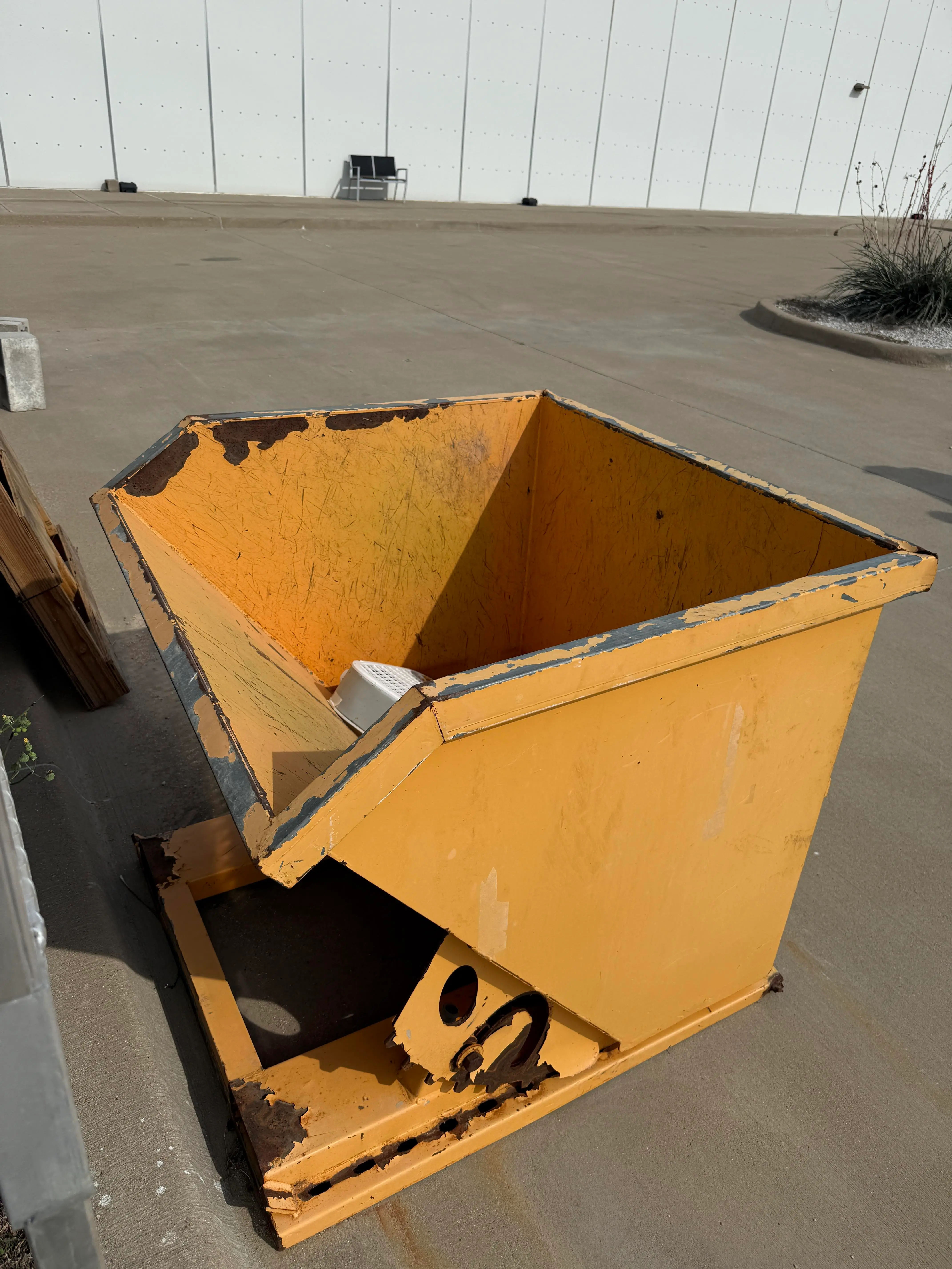 Forklift Self-Dumping Hopper – Heavy Duty Steel Dump Bin (Safety Release)