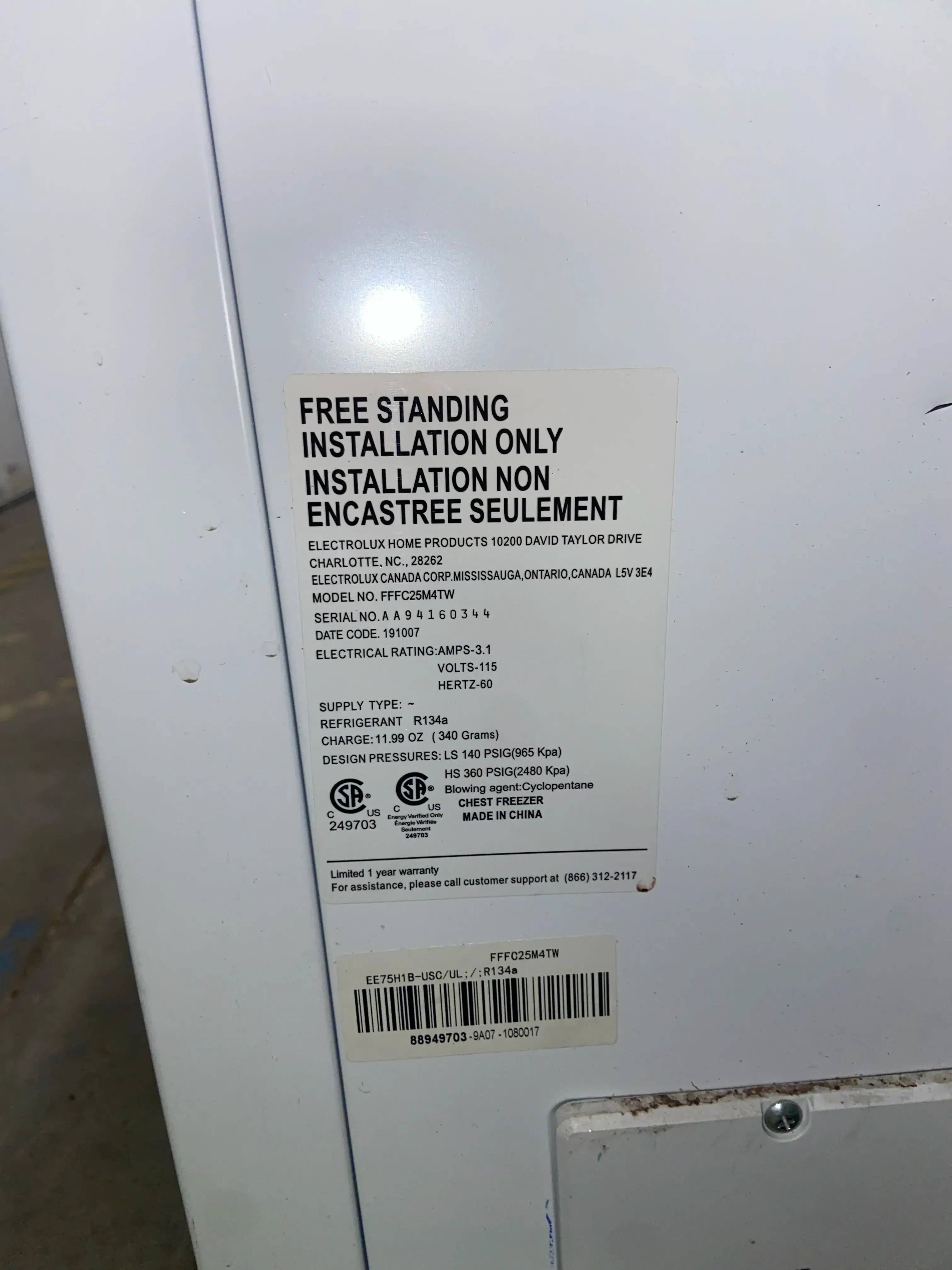 AEROFARMS LOT 17 - Spacious Storage Solution: Electrolux Frigidaire FFFC25M4TW Chest Freezer