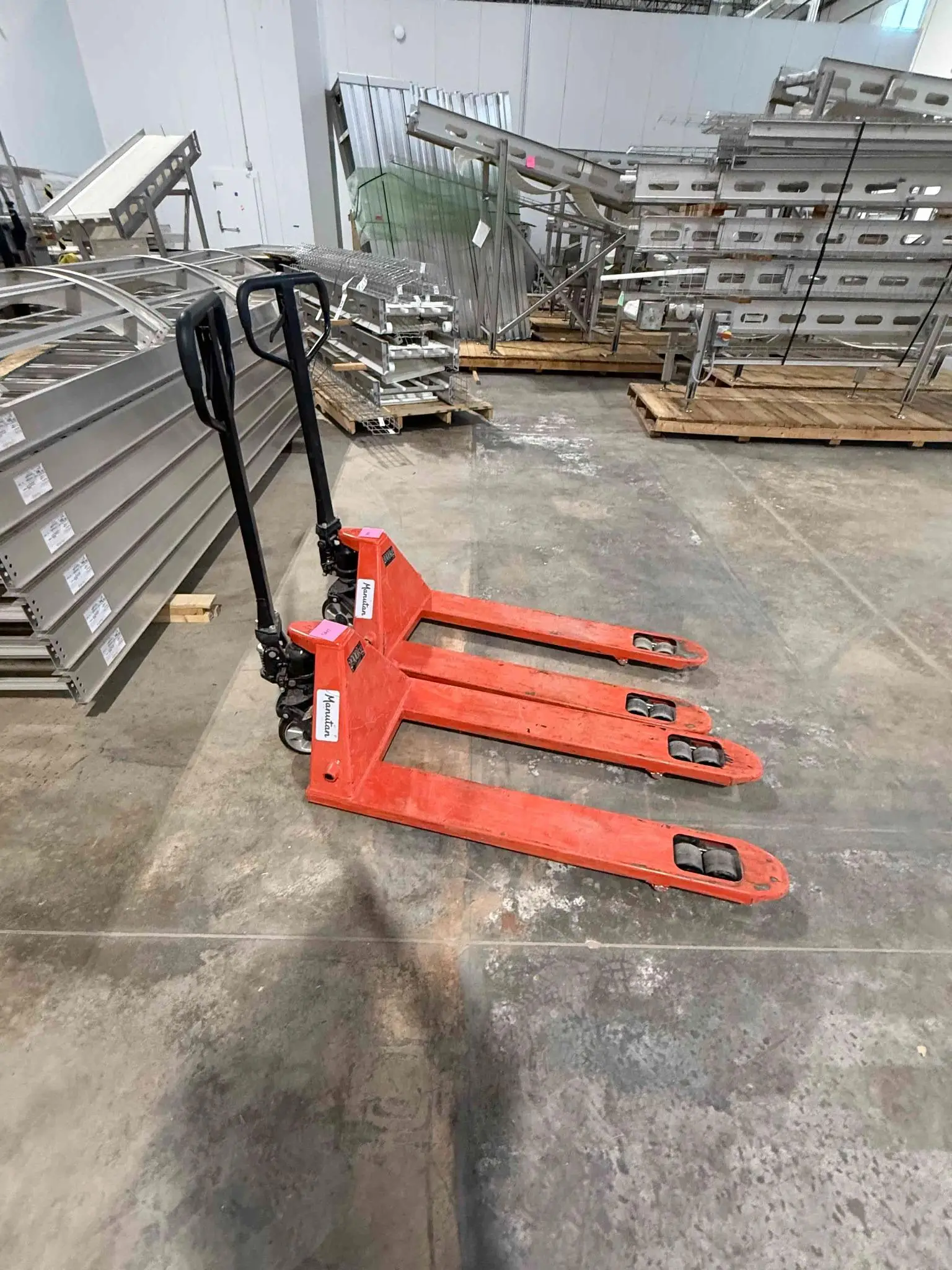 SB116: Manual Pallet Jack – 2000kg Capacity