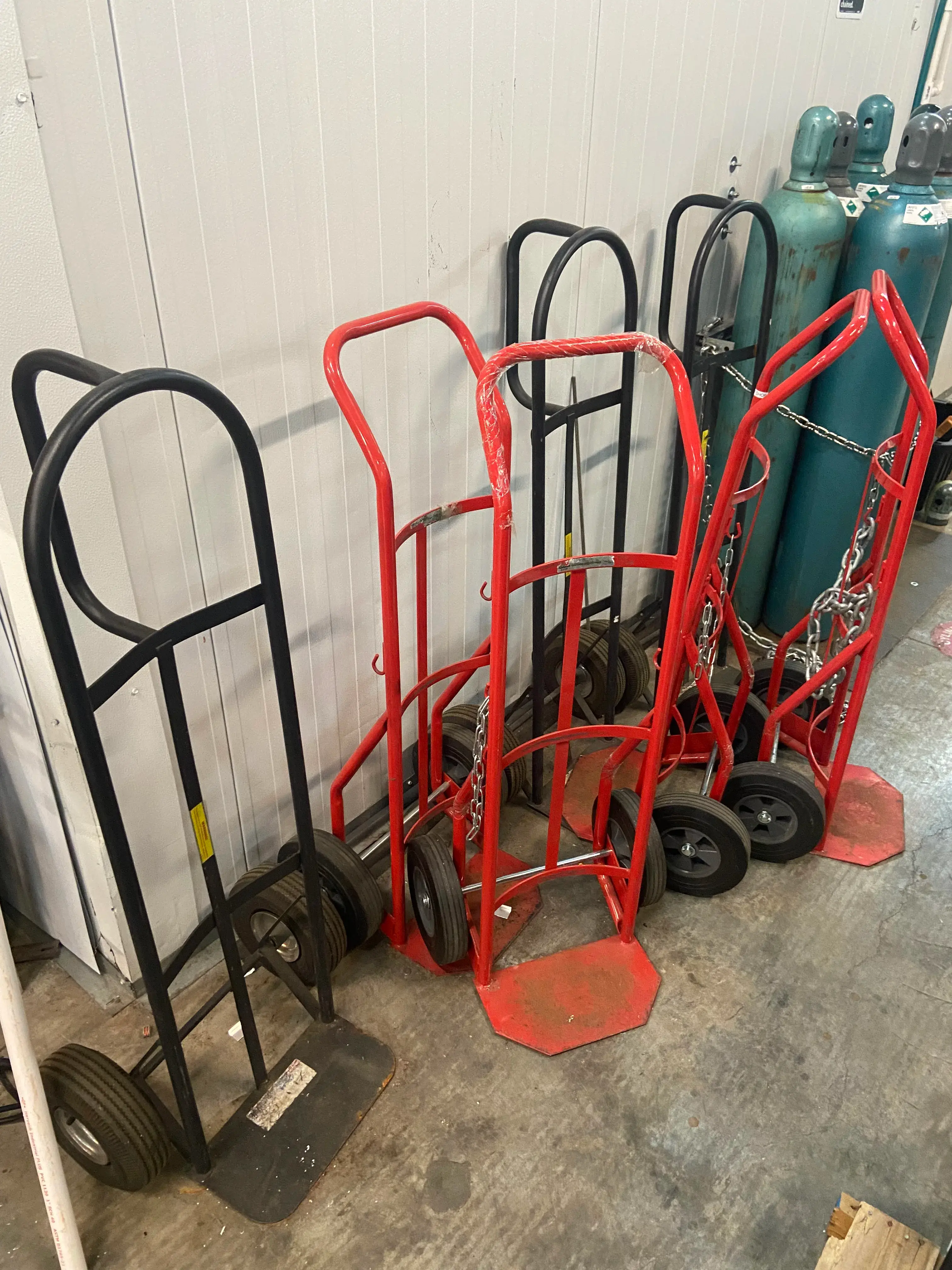 AEROFARMS LOT 9 - Versatile Hand Trucks for Gas Cylinders: Set of Six with Differing Wheel Types for Enhanced Handling