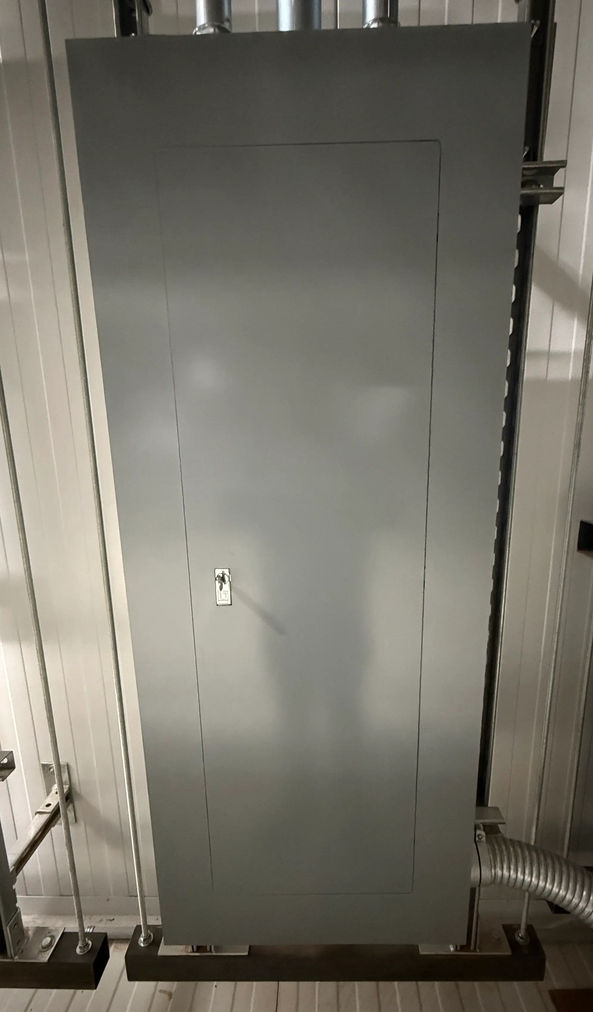 SB7033: Square D Electrical Panelboard Cabinet