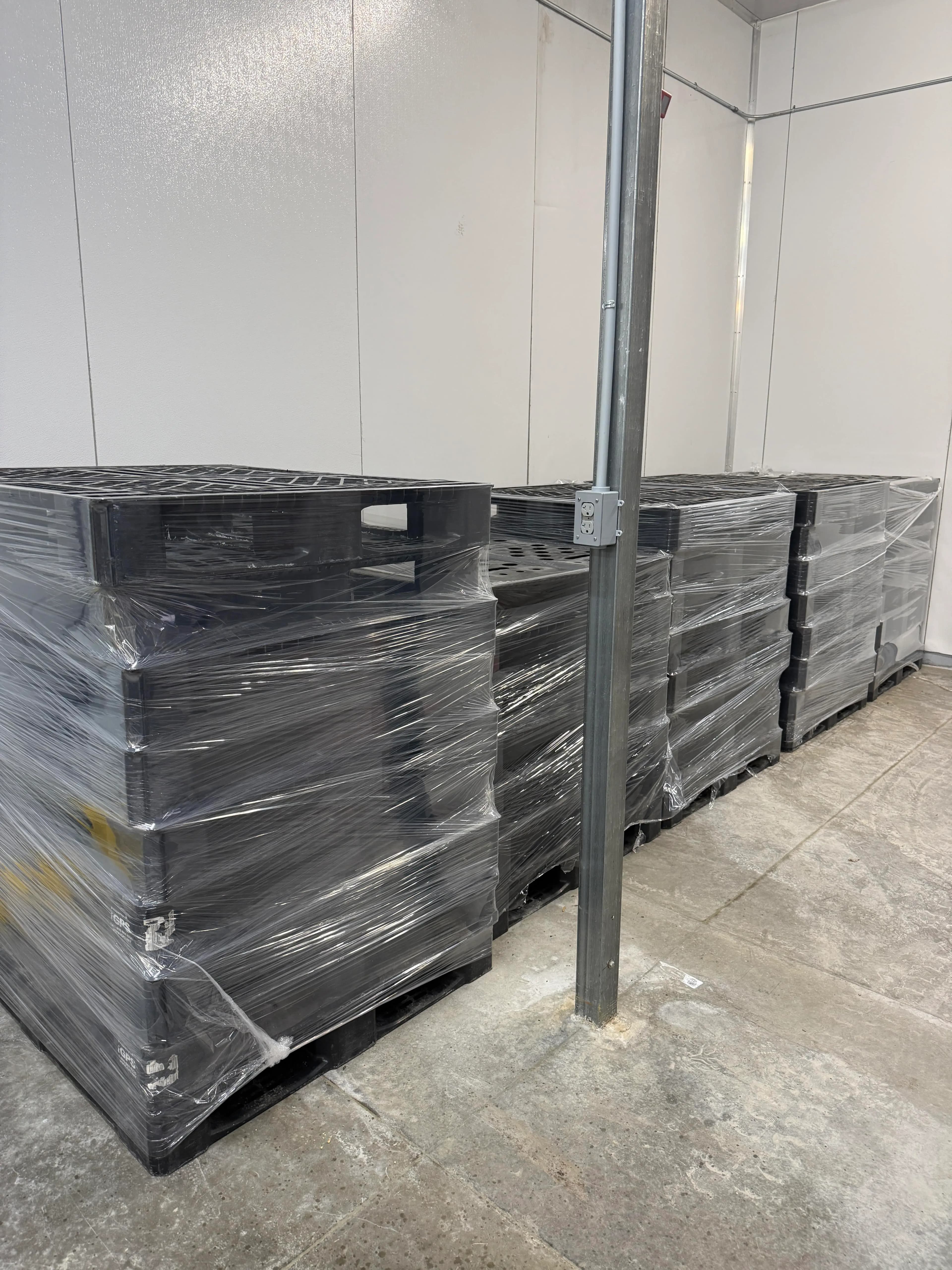 Plastic Nestable Warehouse Pallets Lot of 5 Stacks