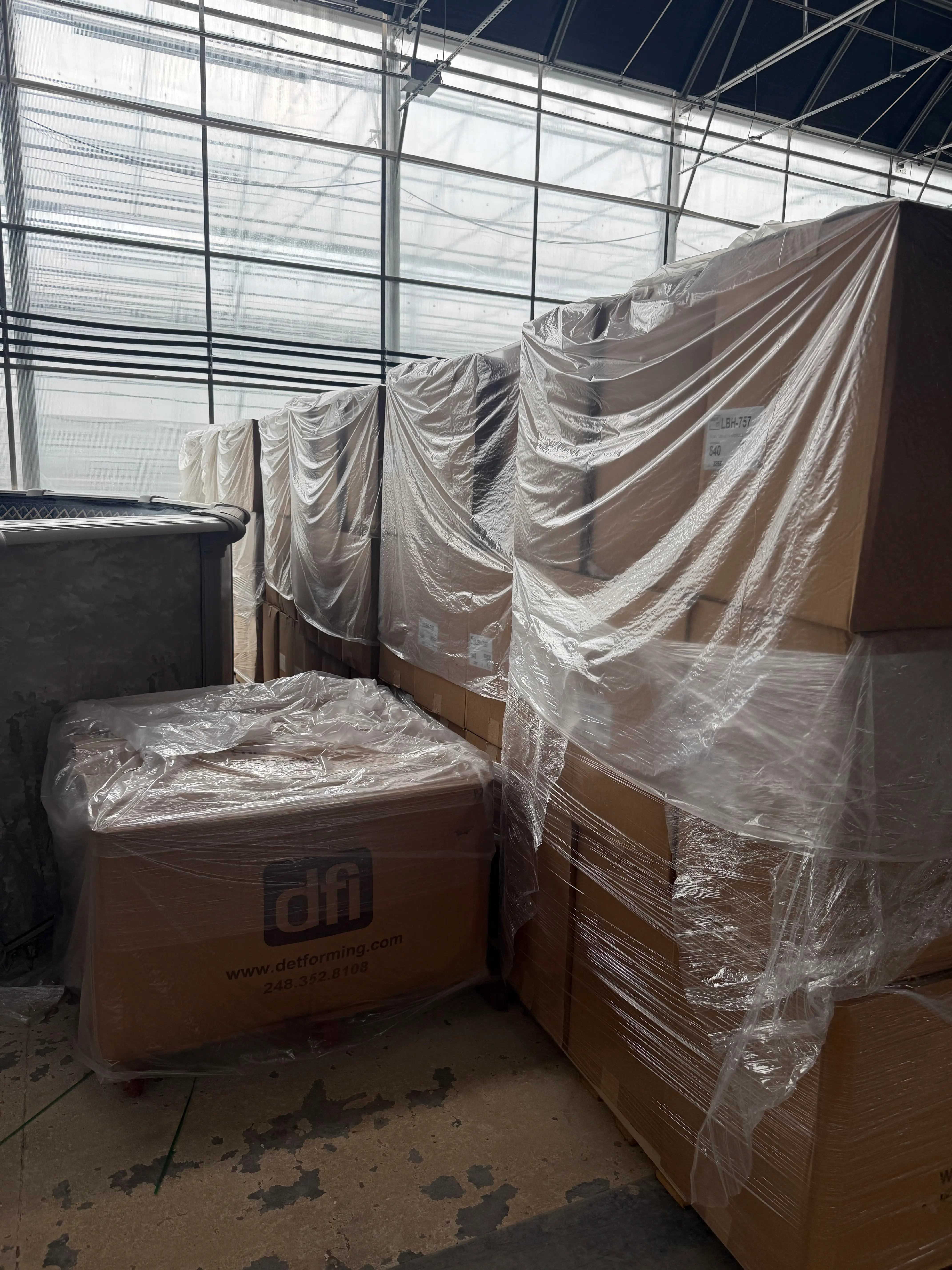8 Pallets – Hydro Lettuce Hinged Clamshell Containers (LBH-757) – 840/Case Bulk Lot