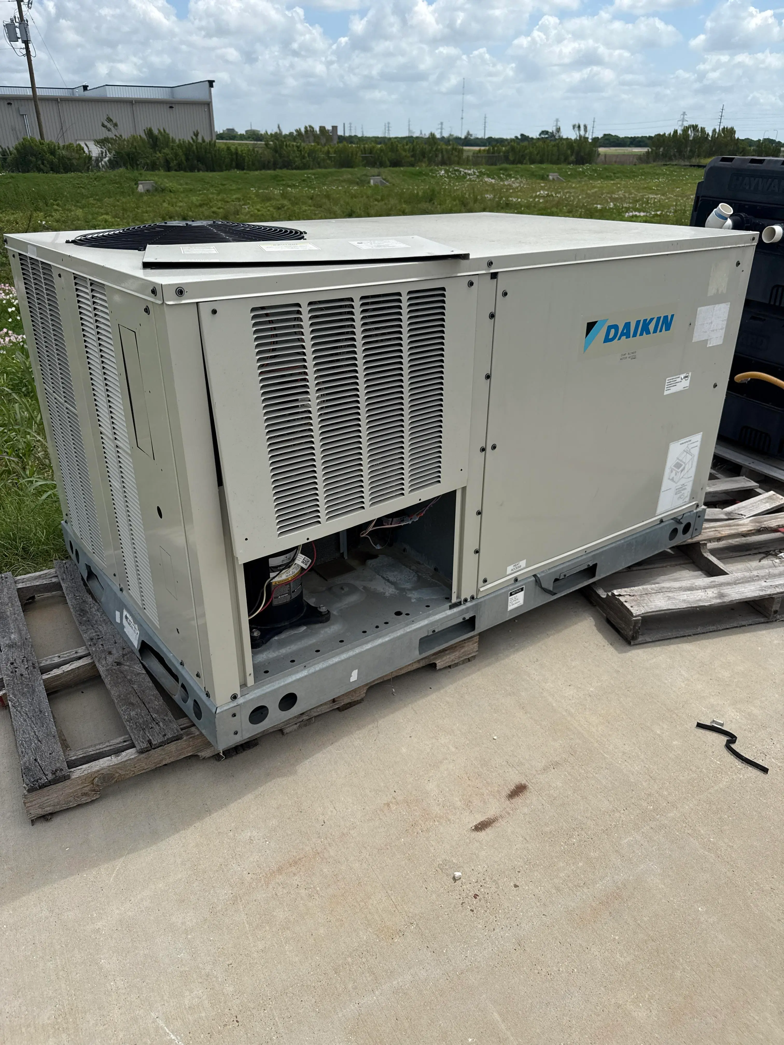 Daikin DBC060 5 Ton RTU 460V 3PH R410A – For Parts