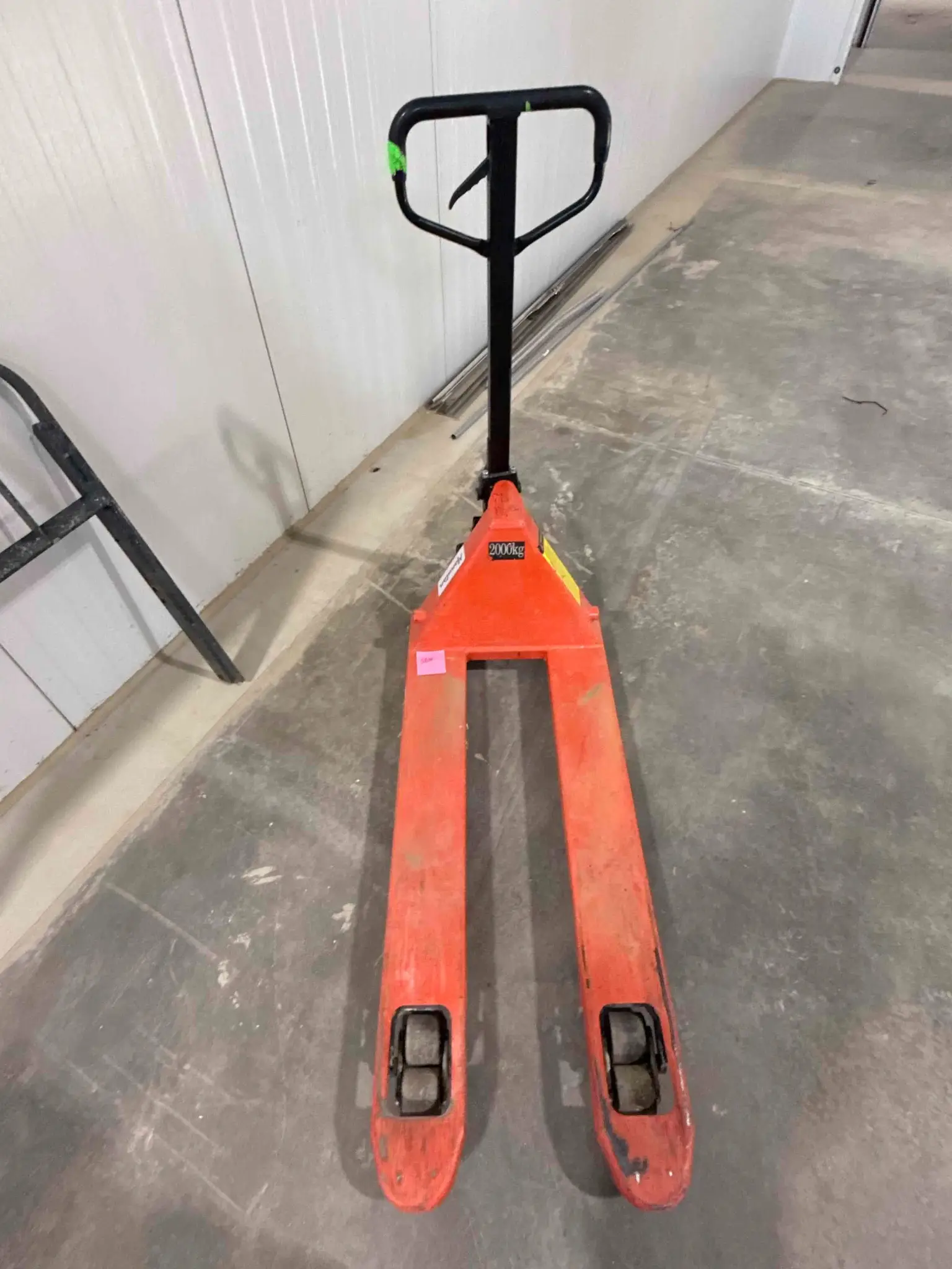 SB100: Manual Pallet Jack – 2000 kg Capacity