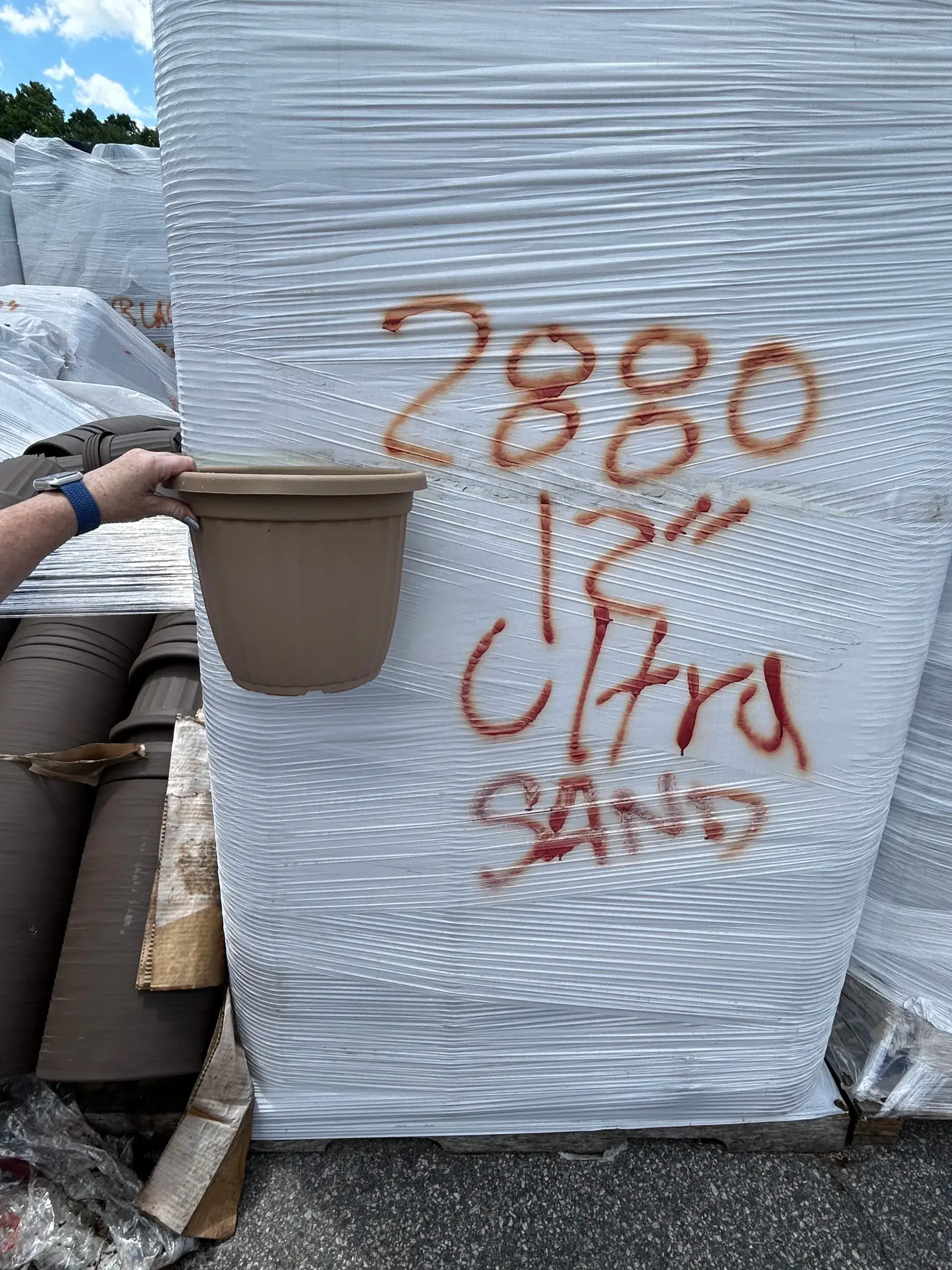 WHITE'S AUCTION LOT 398 - 2 Pallets of Durable 12-Inch Ultra Sand Pots for Indoor and Outdoor Use