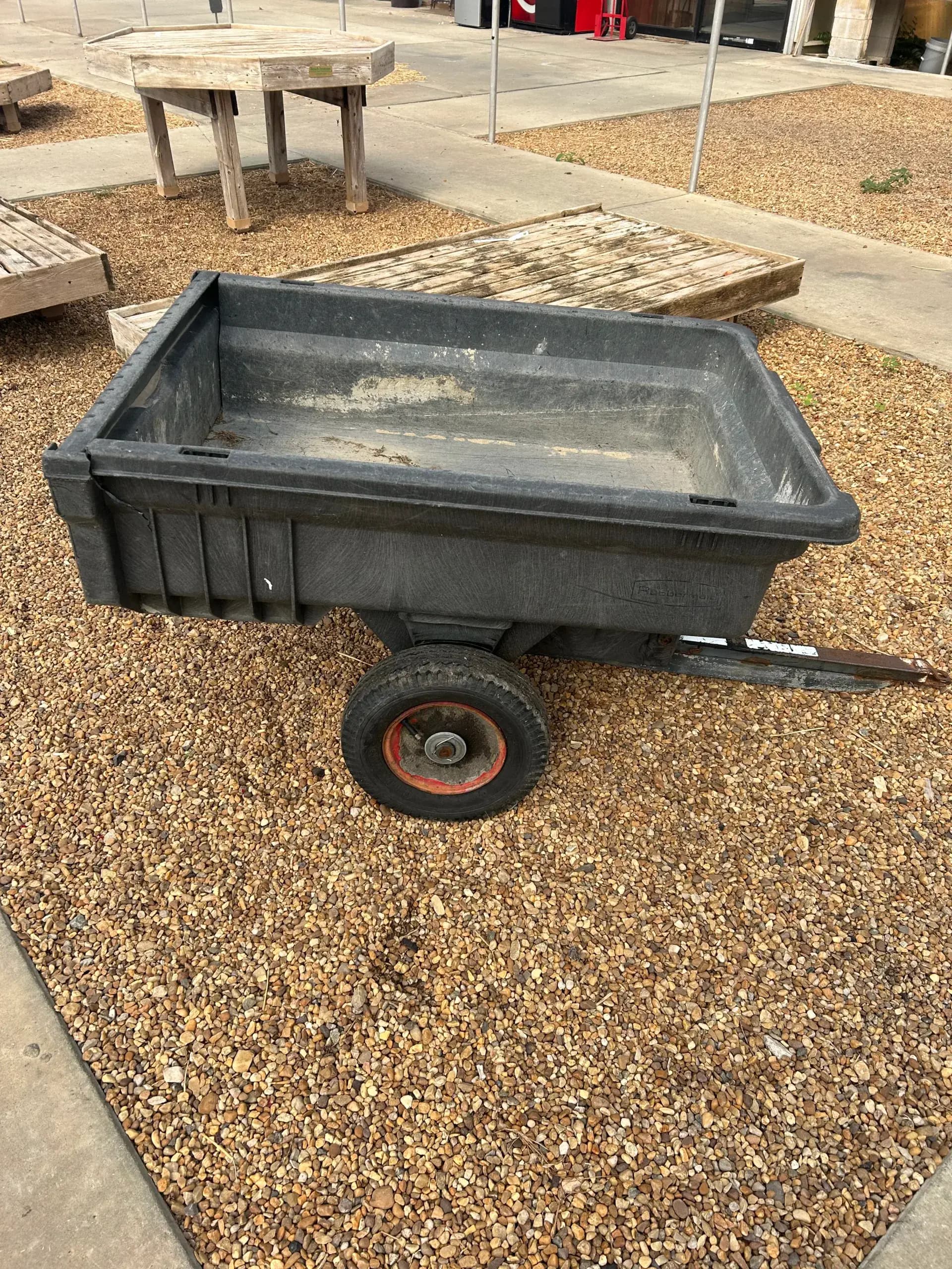 WHITE'S AUCTION LOT 322 - Used Rubbermaid Heavy-Duty Utility Cart with Single Pin Hitch and Pneumatic Wheels - 500 lb Capacity #1