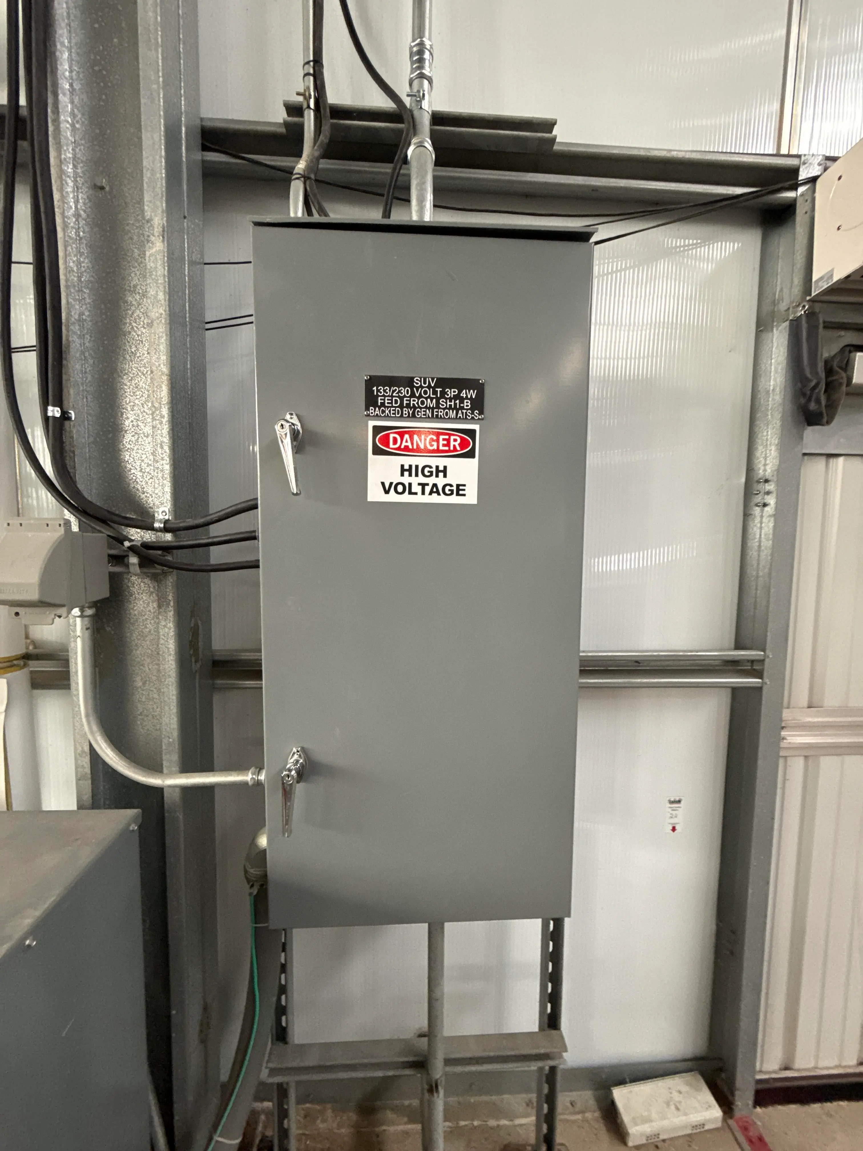 Square D 100A 208/120V 3 Phase Distribution Panelboard w/ Breakers