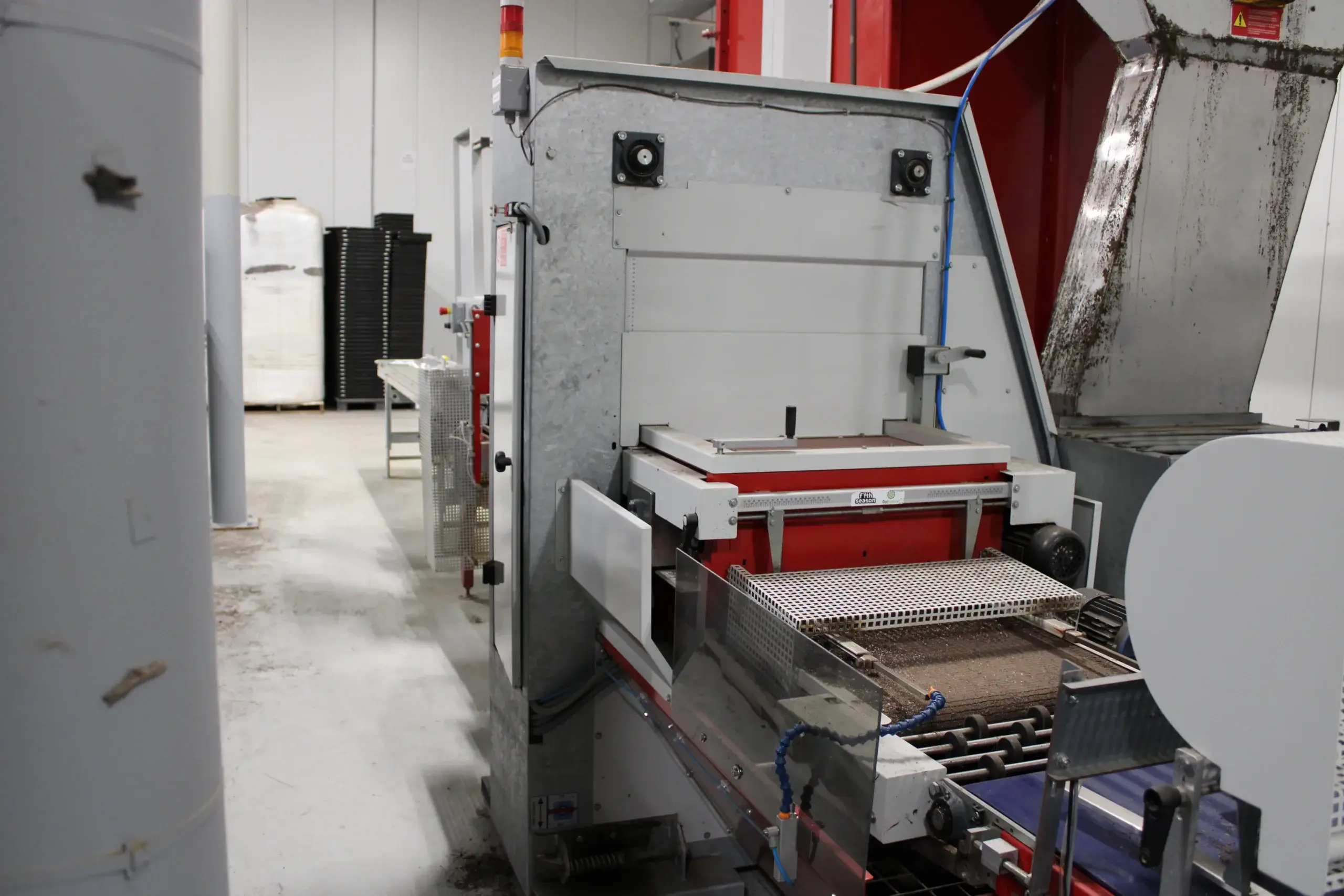 FIFTH SEASON AUCTION LOT 6 - Urbinati Tray Feeder