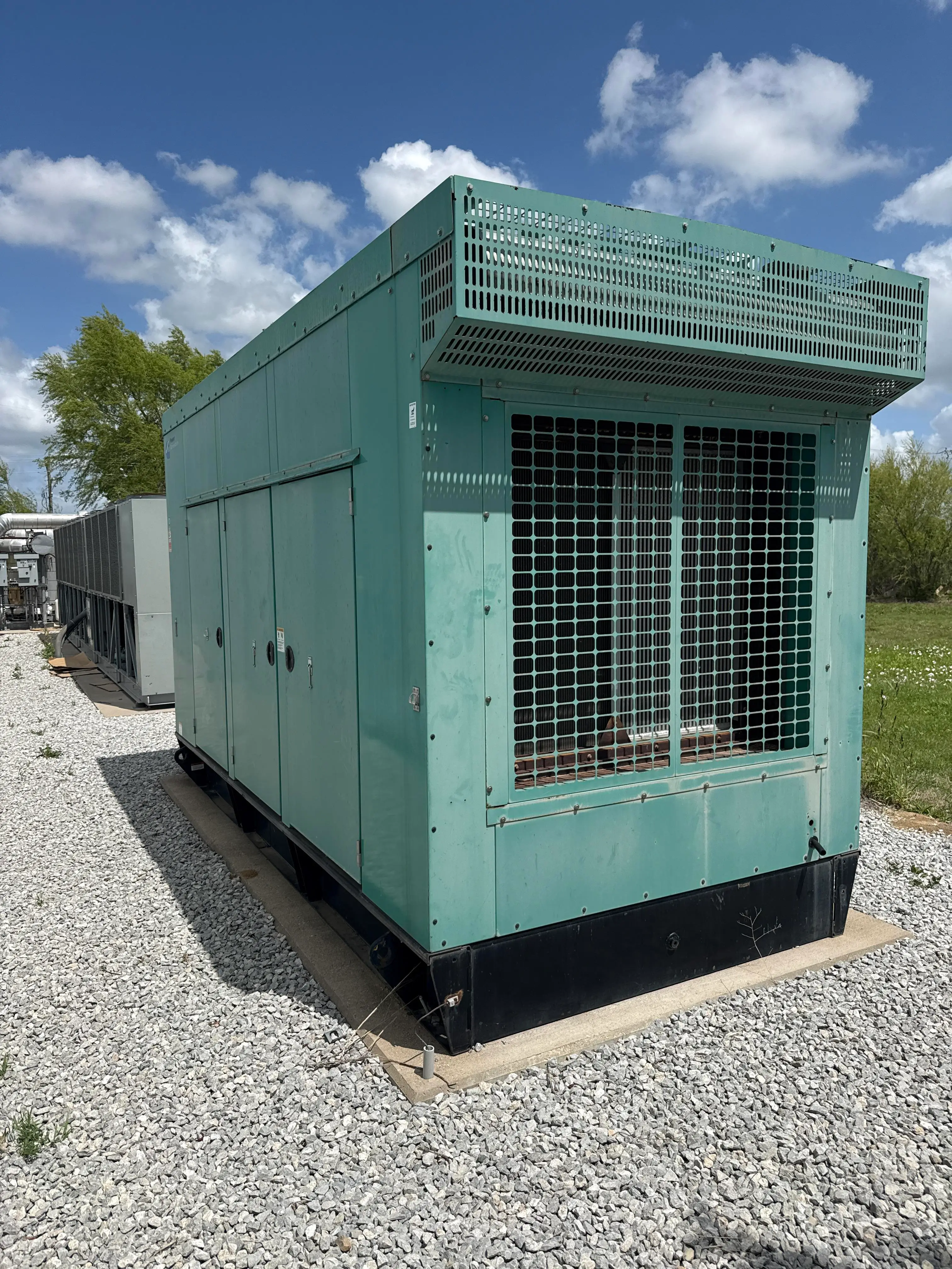 Cummins Onan 400kW Diesel Generator – Enclosed, PowerCommand Controls, Industrial Backup