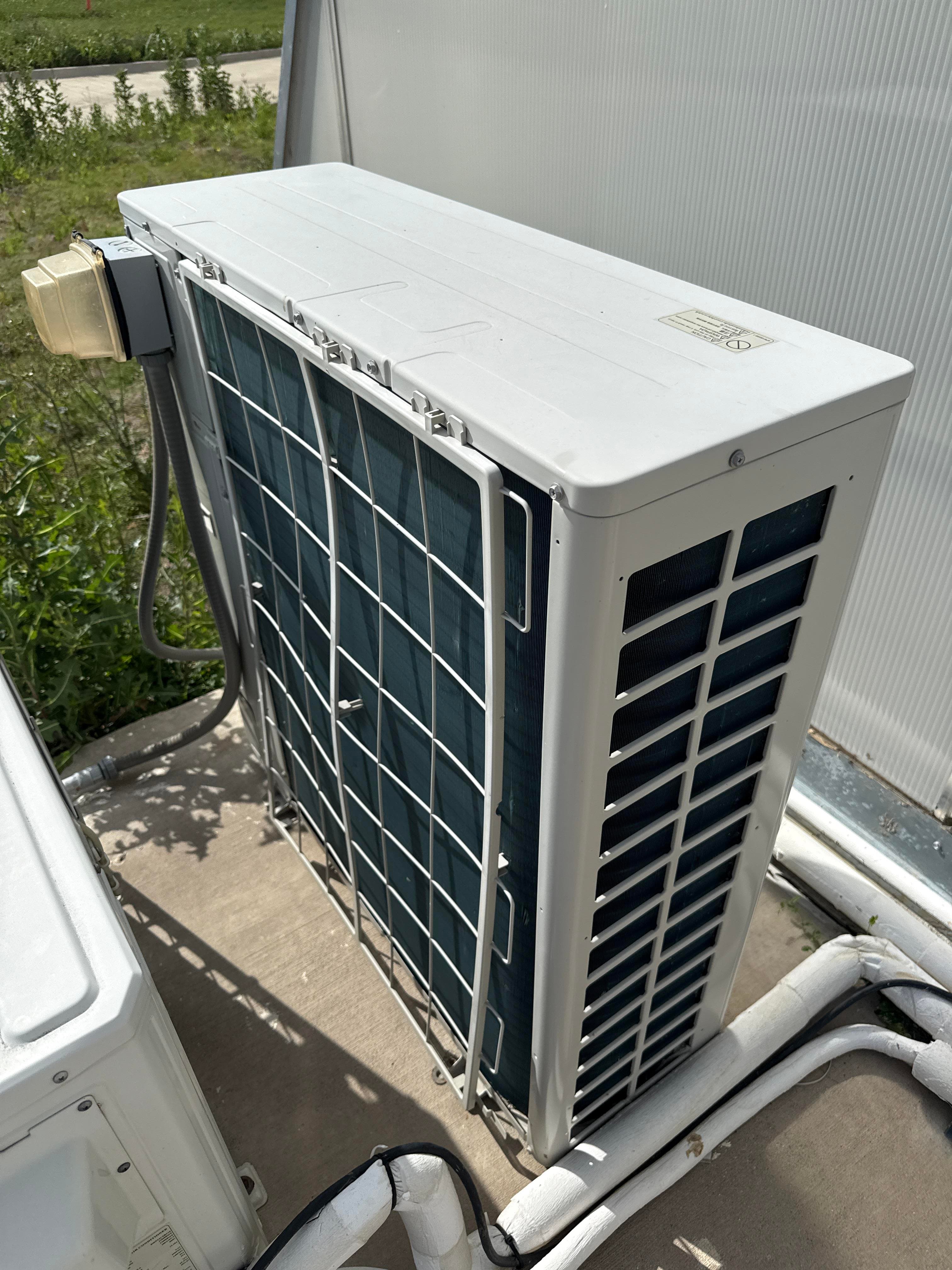 Daikin 3 Ton Ceiling Cassette Heat Pump System, RXSQ36TAVJUA with Indoor Cassette