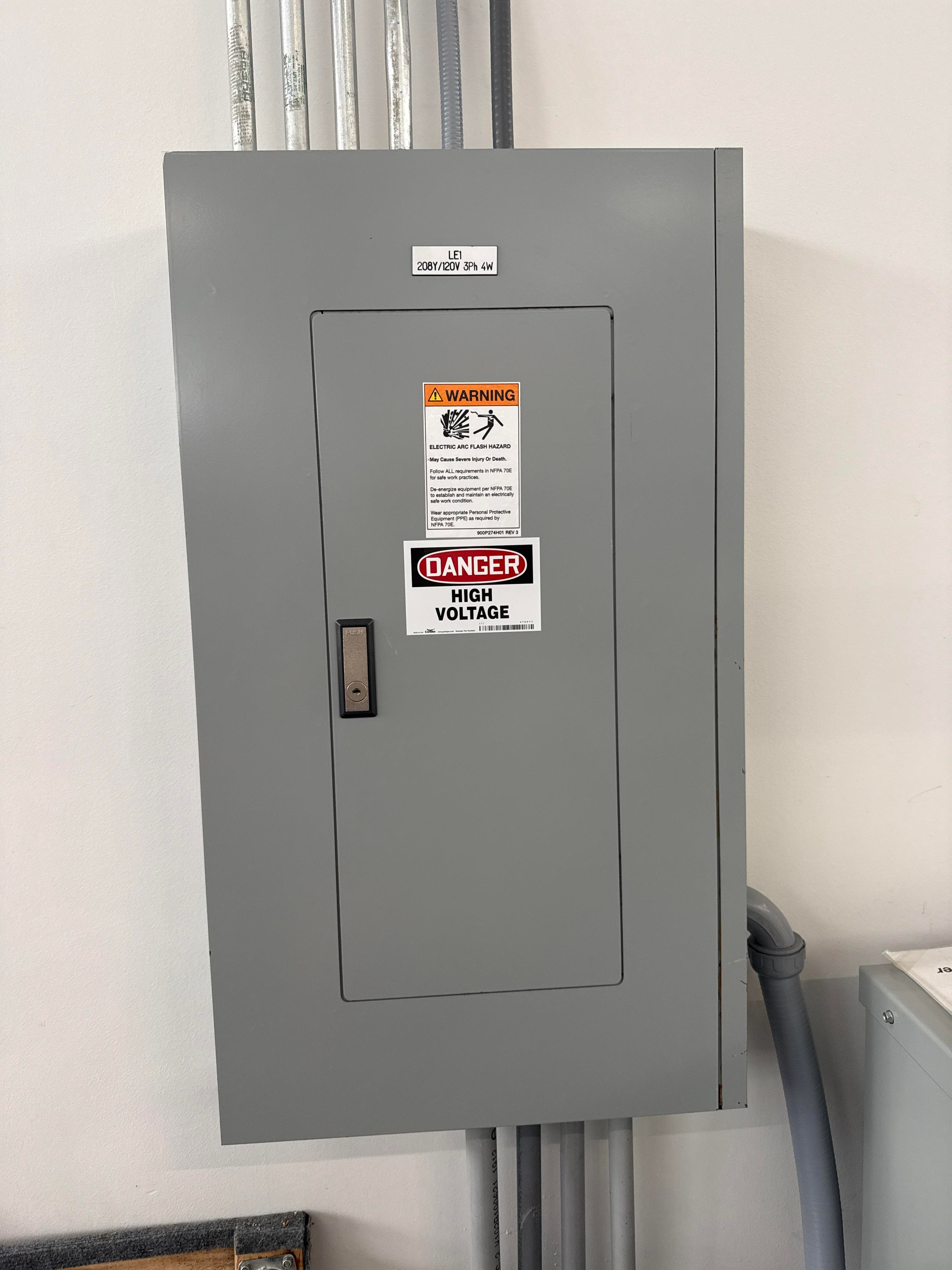 Eaton Pow R Line 208Y 120V 3PH 30 Space Panelboard Main Breaker EZB2036R