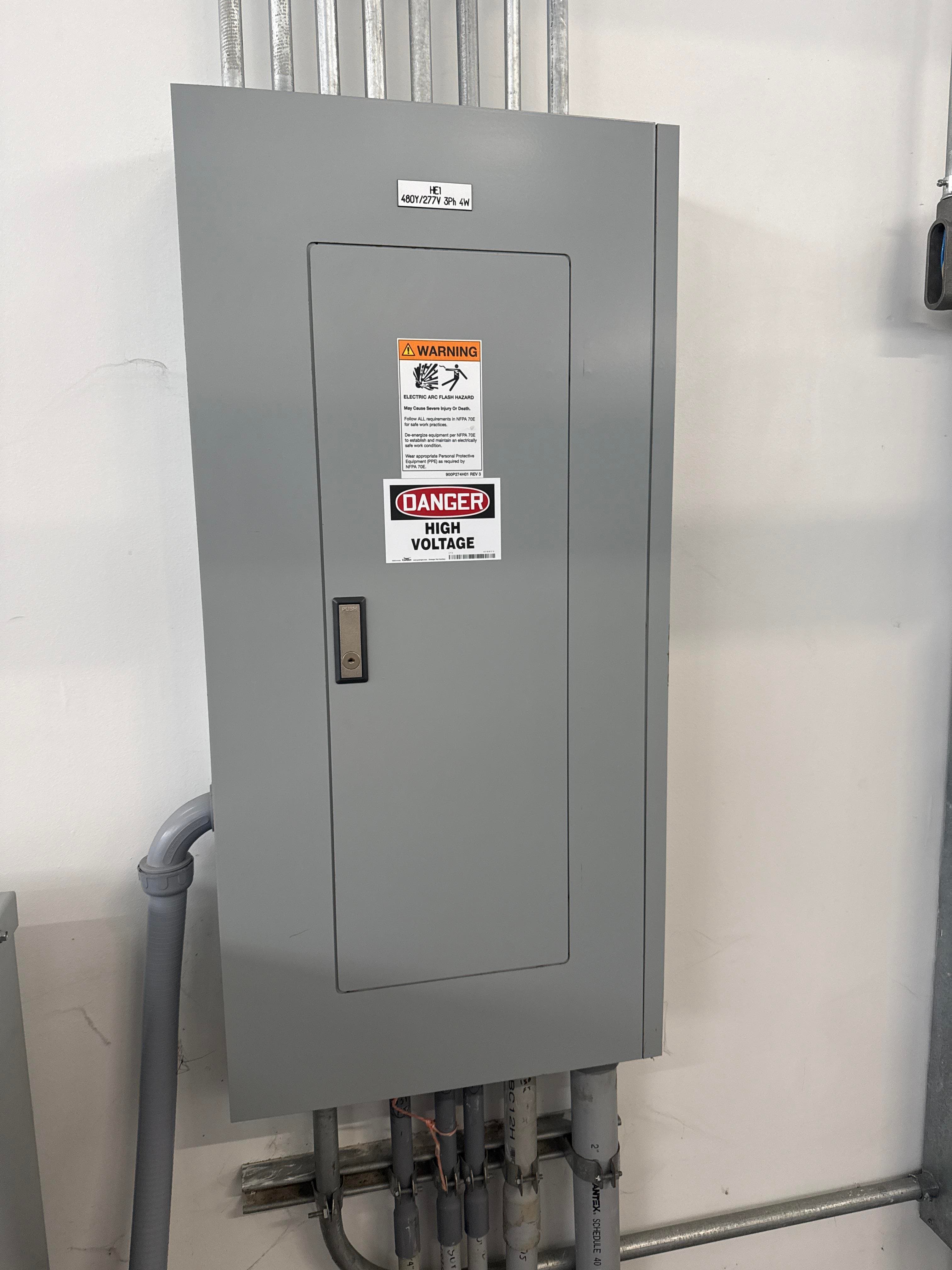 Eaton Pow R Line 42 Circuit Panelboard 480Y/277V 3 Phase 4 Wire w Breakers