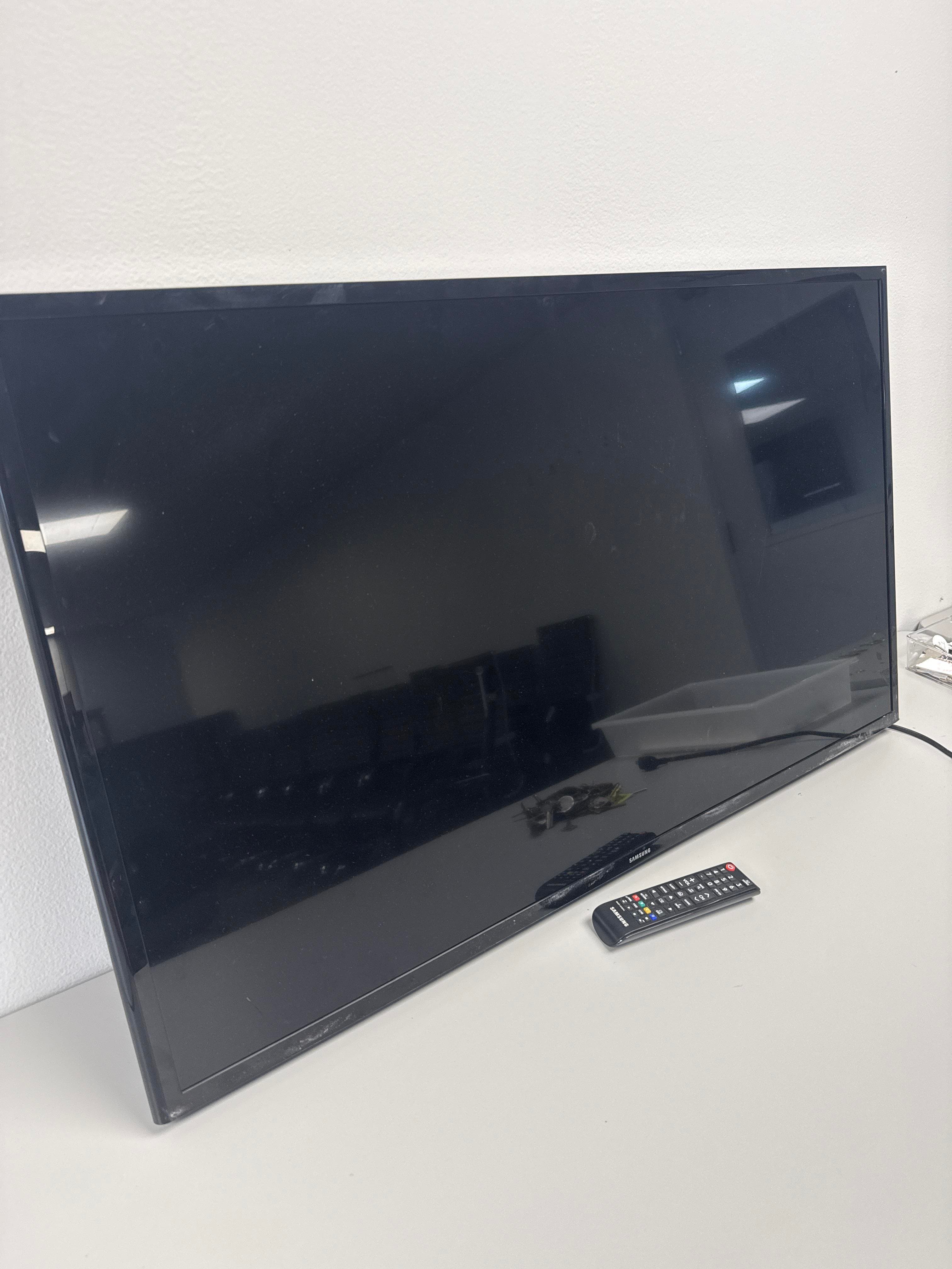 Samsung UN43M5300 43 Inch Smart LED TV with Remote