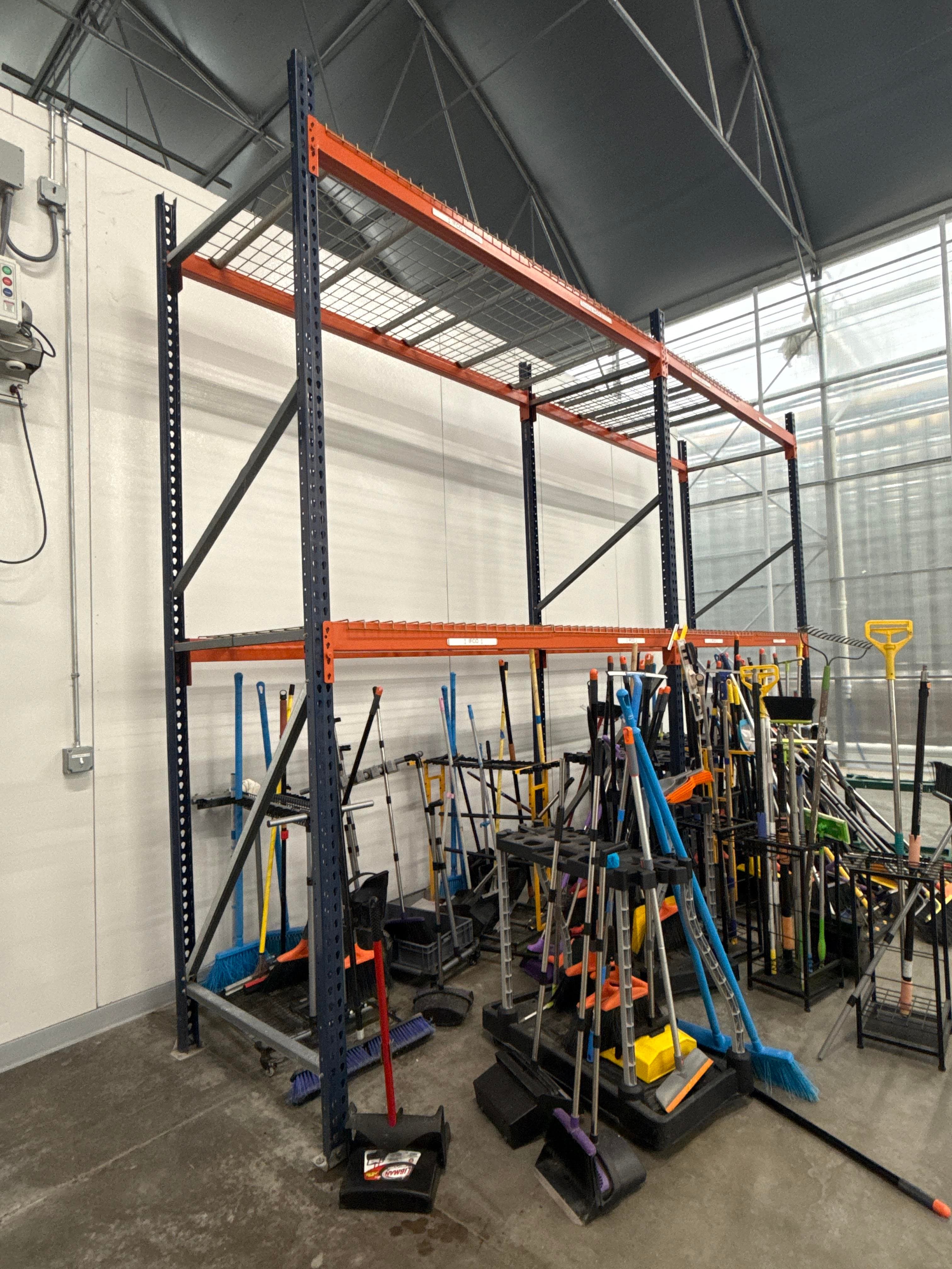 Small Section Teardrop Pallet Racking With Wire Decks