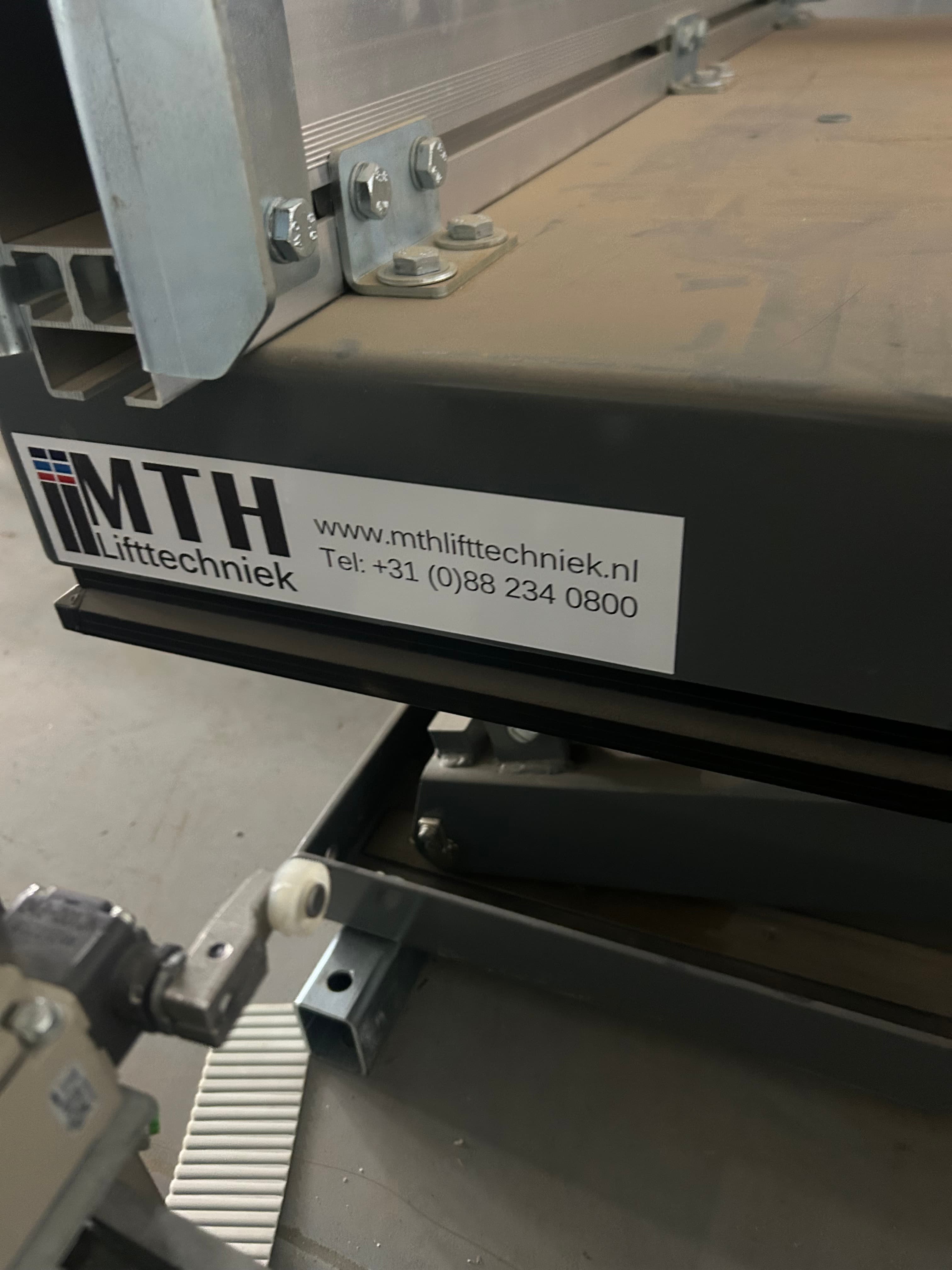 VPG Marco M2 020090-D2 Hydraulic Scissor Lift Table, 2000 KG Capacity w/ Integrated Roller Conveyor Transfer System & Rexroth HPU (Lot 2 of 2) | Greater Atlanta, GA