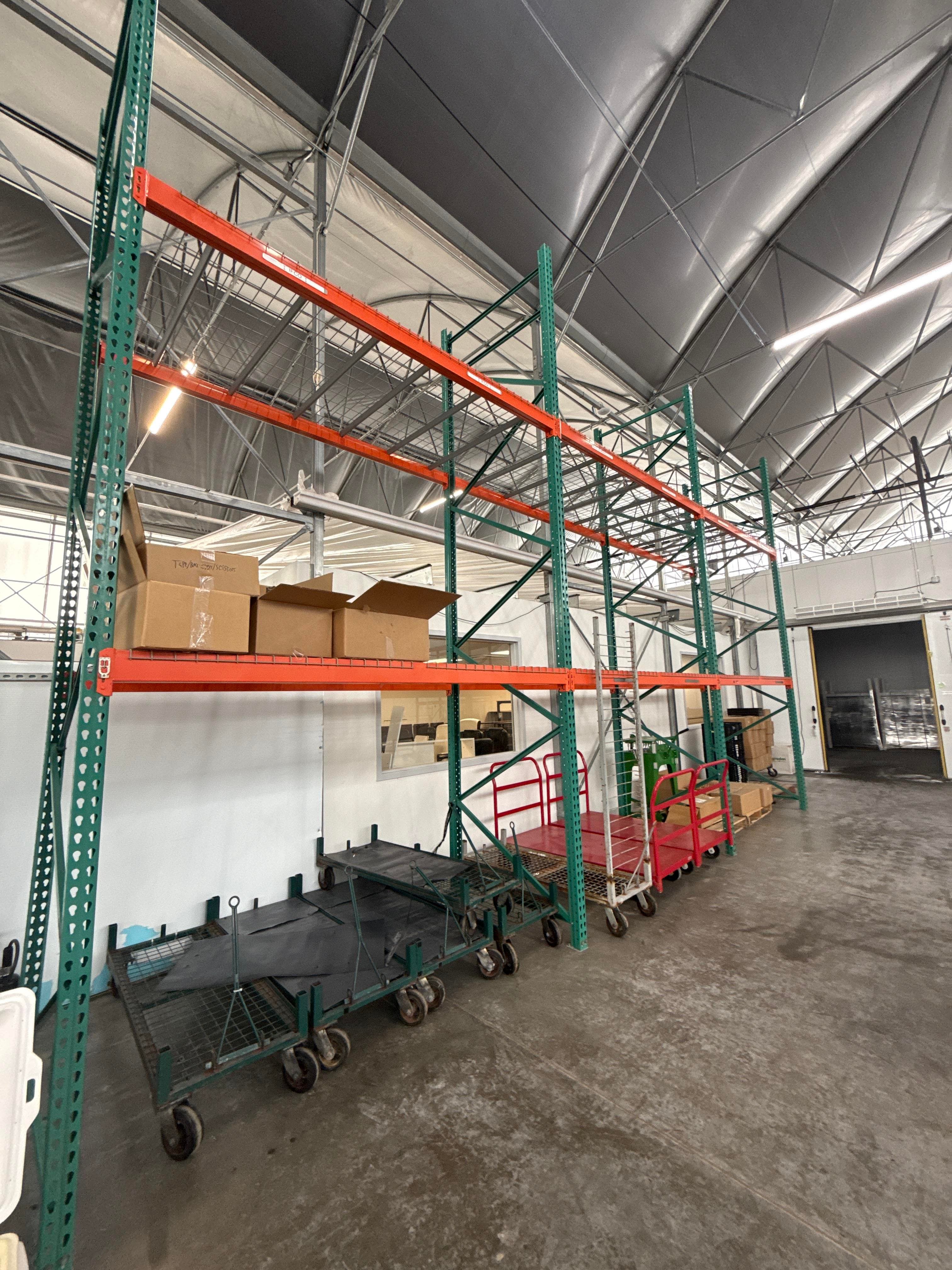 Warehouse Pallet Racking Section with Uprights Beams and Wire Decking